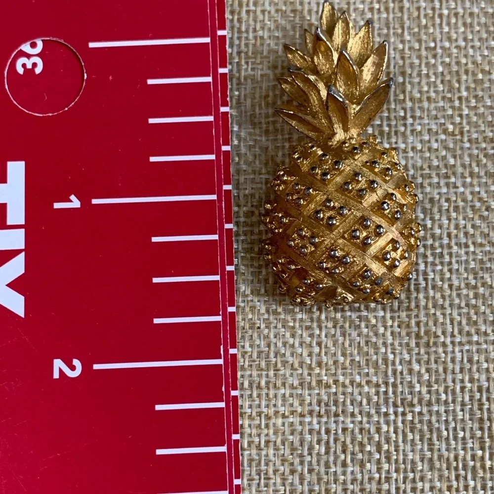 Vintage Gold Tone Pineapple Brooch Pin Textured Tropical Hospitality Symbol